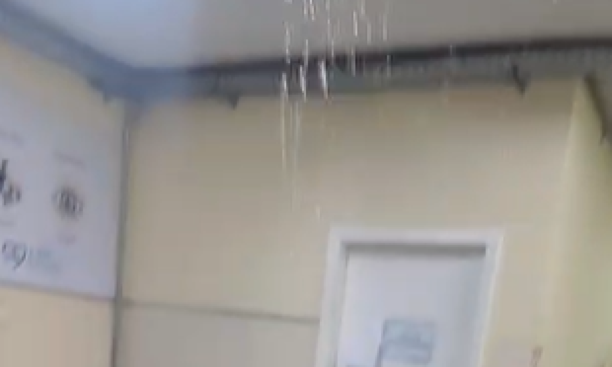 Pelas imagens, é possível ver o volume de água que jorra do teto - (crédito: Imagens cedidas ao Estado de Minas)