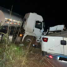 MG: batida entre carreta e caminhonete deixa dois mortos em rodovia - CBMMG/Divulgação 