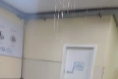Pelas imagens, é possível ver o volume de água que jorra do teto -  (crédito: Imagens cedidas ao Estado de Minas)
