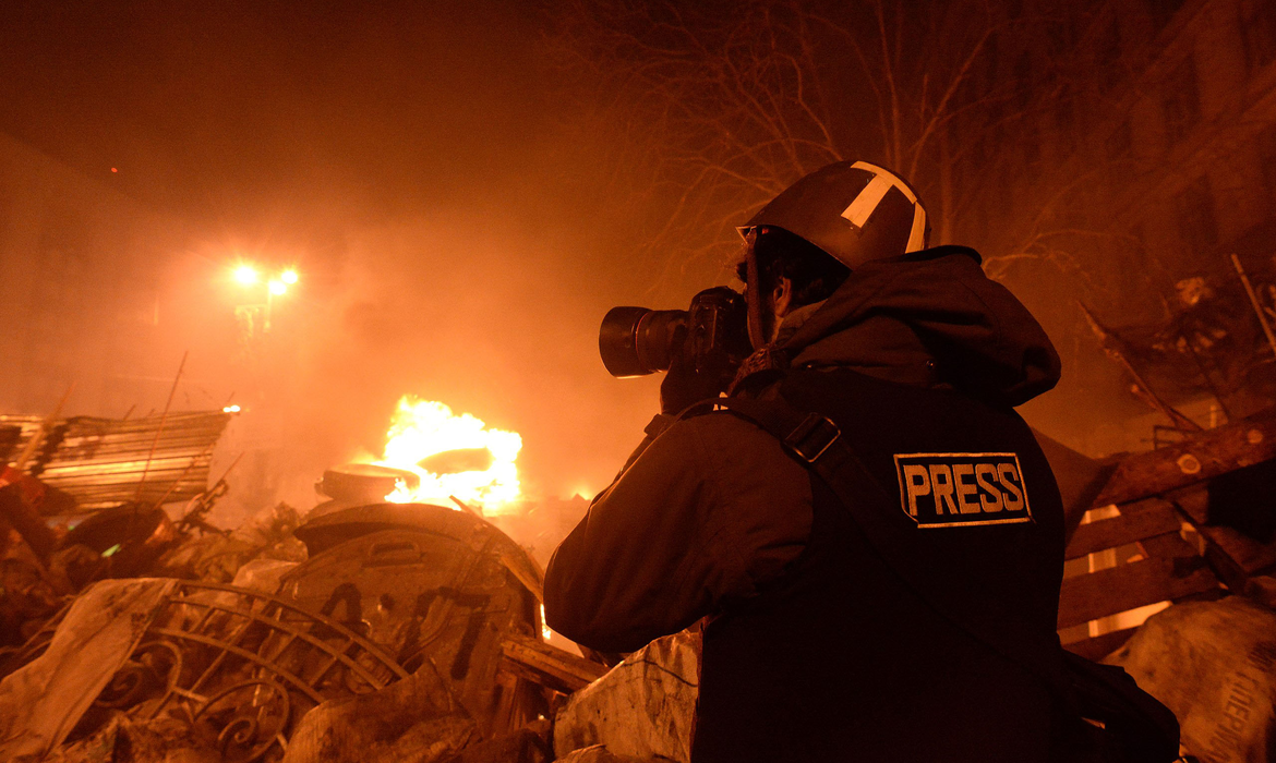 Casos de violência contra jornalistas incluem agressões, assassinatos, ataques digitais, prisões arbitrárias e a obstrução do trabalho dos profissionais -  (crédito: Mstyslav Chemov/UnFrame/Wikime)