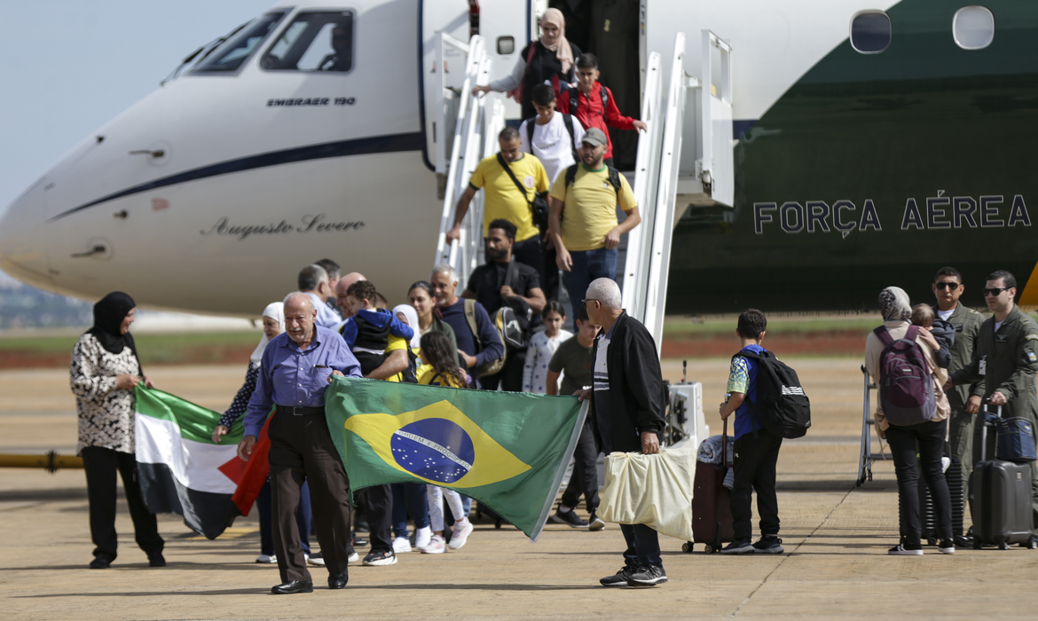 Operação Voltando em Paz, do governo federal, pela primeira vez chega ao país com cidadãos brasileiros resgatados da Cisjordânia - (crédito: Marcelo Camargo/Agência Brasil) Operação Voltando em Paz, do governo federal, pela primeira vez chega ao país com cidadãos brasileiros resgatados da Cisjordânia - (crédito: Marcelo Camargo/Agência Brasil)