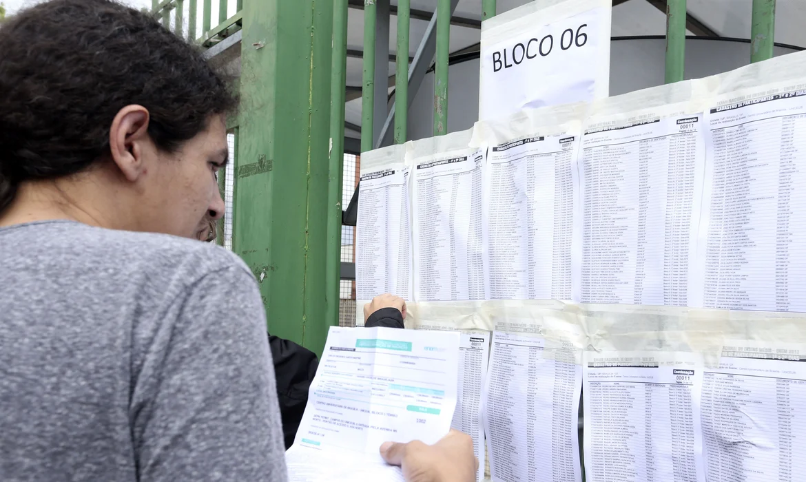 As provas serão aplicadas amanhã (5) e no próximo domingo (12) em 132.456 salas de aplicação, em 1.750 municípios de todas as 27 unidades da Federação -  (crédito: Valter Campanato/Agência Brasil)