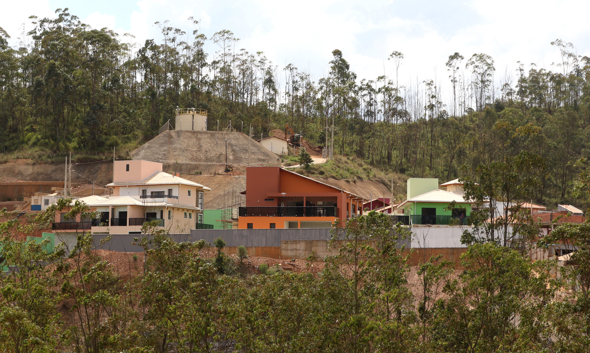 As obras do distrito de Bento Rodrigues, em Mariana, arrasado em 5 de novembro de 2015 depois do rompimento da barragem da mineradora Samarco, ainda estão em andamento -  (crédito: Tânia Rêgo/Agência Brasil)