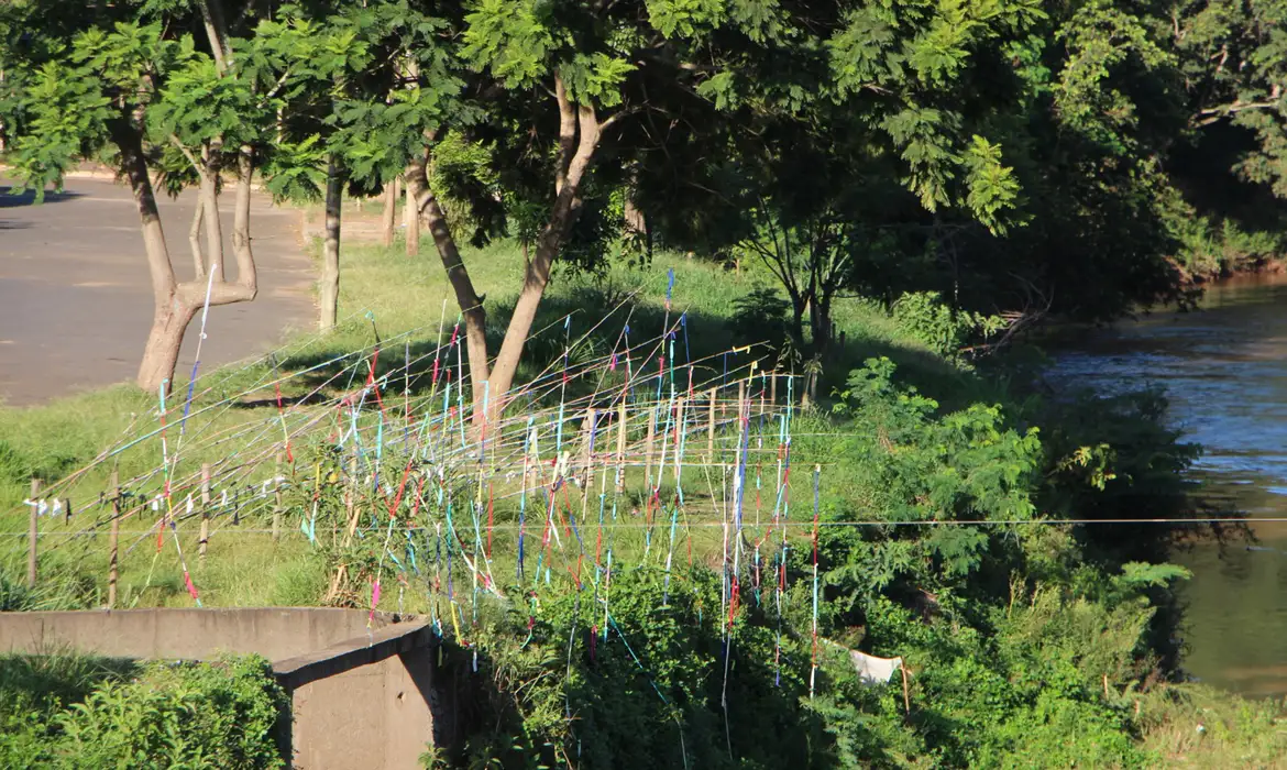 Às margens do Rio Paraopeba, em Brumadinho, coletivo de mulheres realizou intervenção artística 'As histórias que o rio conta'  -  (crédito: Mel Fayad/Divulgação)