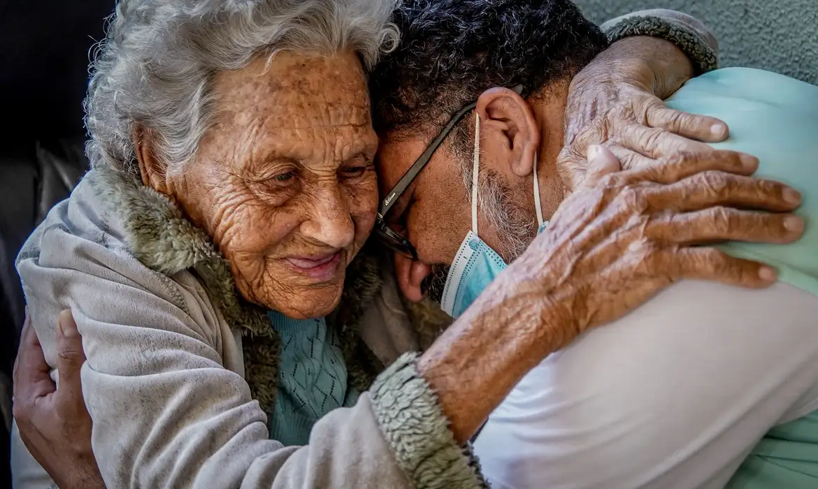As atividades relacionadas ao cuidado e supervisão da pessoa com demência consomem uma média diária de 10 horas e 12 minutos, coforme relatório -  (crédito: Rafa Neddermeyer/Agência Brasil)