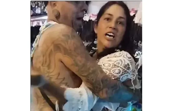 Empresária judia de Arraial da Ajuda foi vítima de um ataque antissemita dentro de sua loja. Denúncia foi feita pela Confederação Israelita do Brasil (Conib) depois da circulação do vídeo da agressão nas redes sociais -  (crédito: Reprodução/Internet)