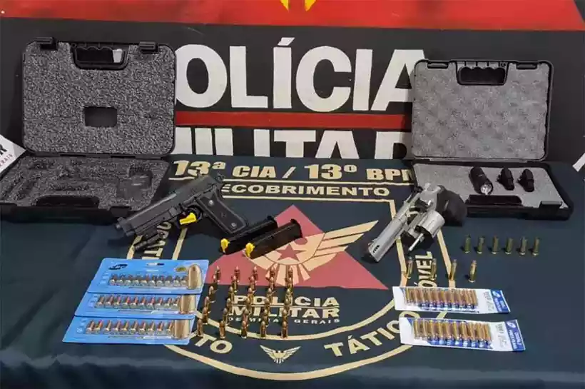 Armas e munições apreendidas na época do crime -  (crédito: PCMG)