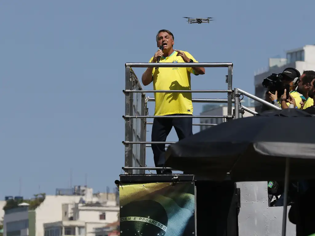 Bolsonaro chama Elon Musk de 'mito' em ato no Rio