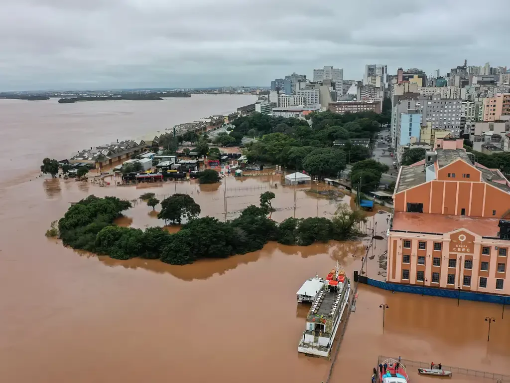Rio Guaíba (à esquerda) transbordou e alagou a usina do gasômetro, em Porto Alegre  -  (crédito: Gilvan Rocha/Agência Brasil)