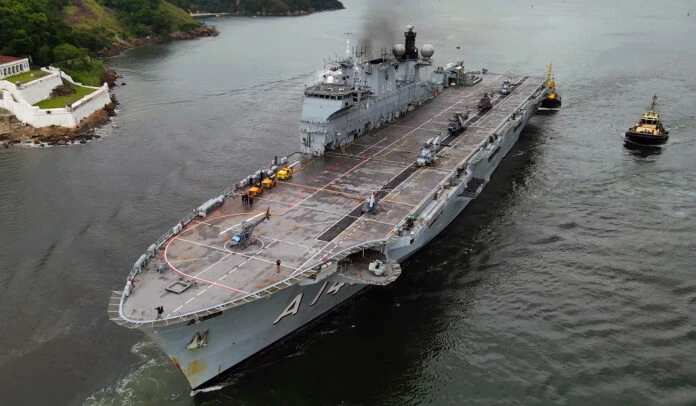 Maior navio de guerra da América Latina traz 154 toneladas de doações ao RS