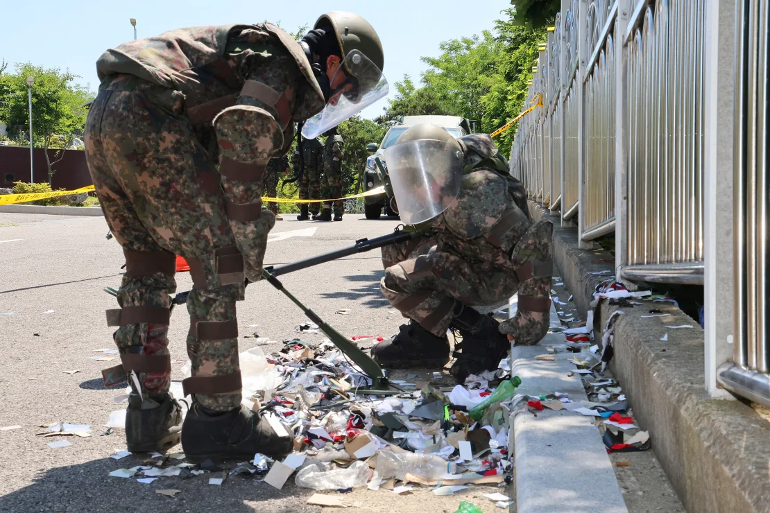 Soldados examinam, em Incheon, um balão de sujeira enviado pela Coreia do Norte -  (crédito: suk/Yonhap/AP)