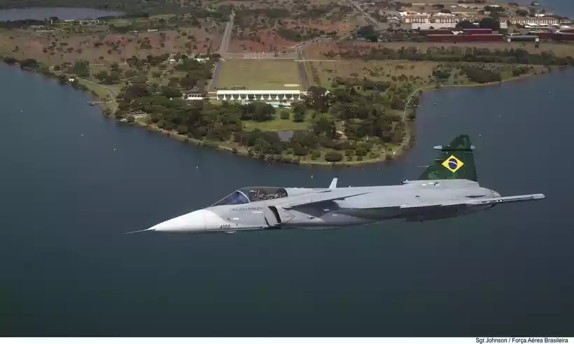 
Em cinco anos, FAB intercepta 4.000 aviões suspeitos no espaço aéreo brasileiro -  (crédito: Revista Força Aérea)