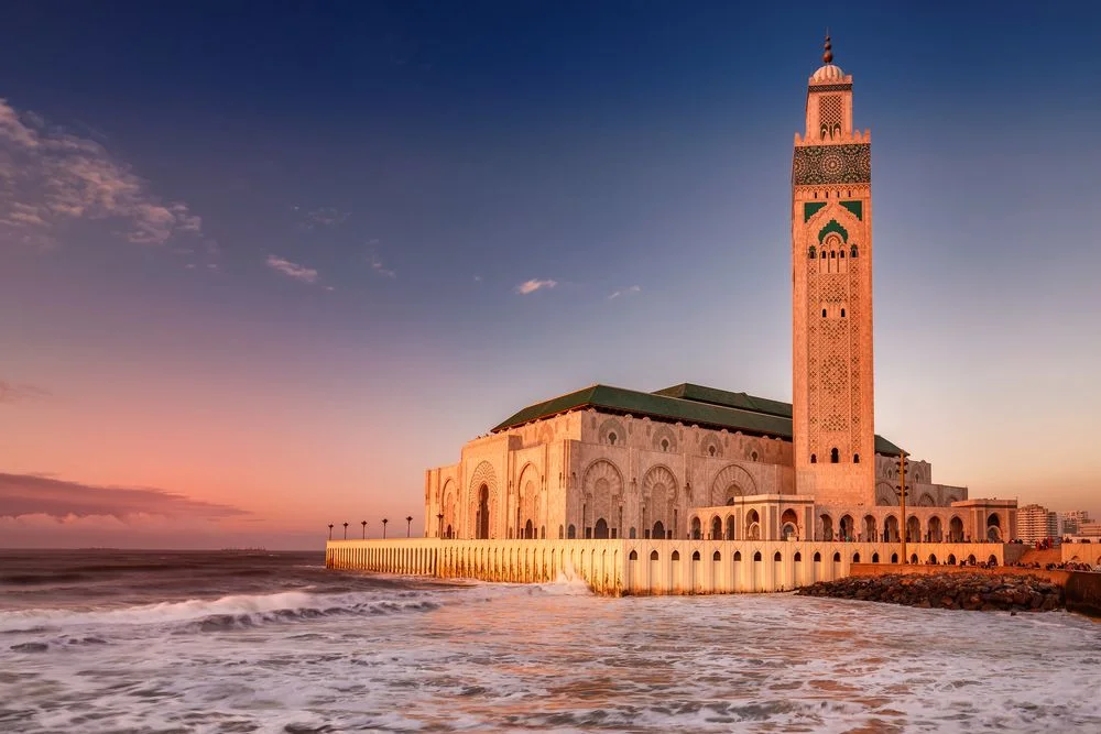 Erguida sobre as águas do Oceano Atlântico, a Mesquita Hassan II, em Casablanca, Marrocos, está entre as maiores do mundo  