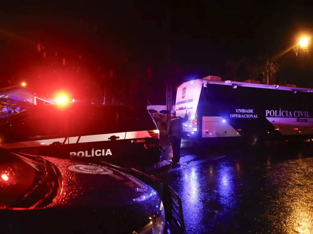 Trabalho de resgate dos corpos em Vinhedo, interior de São Paulo, vai entrar pela madrugada. Mais de 60 pessoas morreram na queda de um avião na cidade -  (crédito: Paulo Pinto/Agência Brasil)