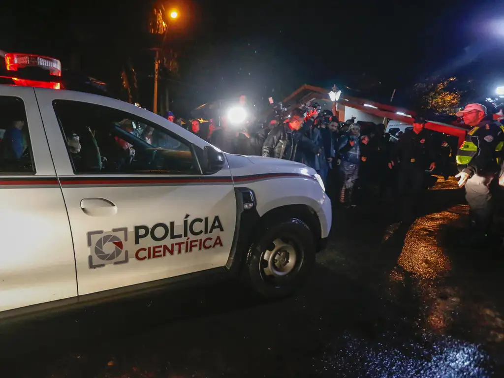 Peritos estão no local do acidente aéreo em Vinhedo, interior de São Paulo, para remover os corpos para o IML da capital -  (crédito: Paulo Pinto/Agência Brasil)