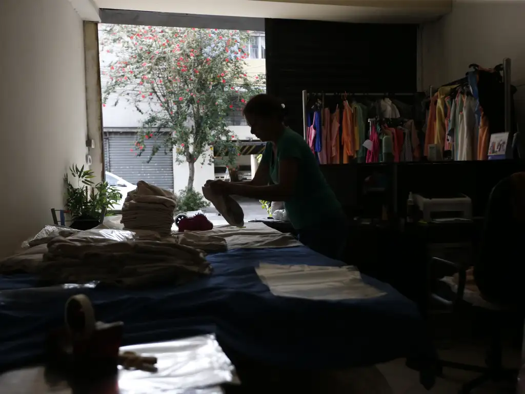 Ruas do bairro Bom Retiro com fabricas elojas semenergia elétrica desde sexta-feira (11/10) devido as chuvas -  (crédito: Paulo Pinto/Agência Brasil)