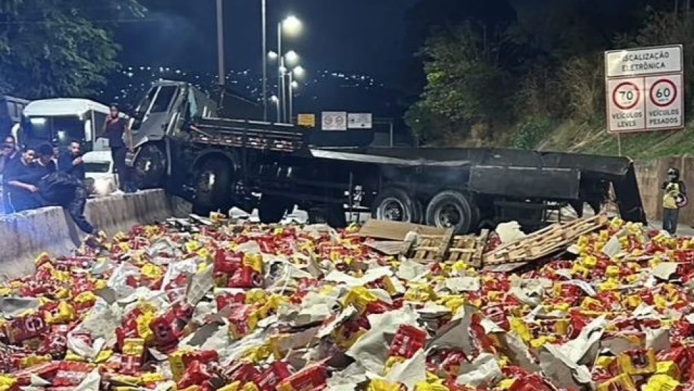 Caminhão subiu na mureta central do Anel Rodoviário e capotou -  (crédito: Redes sociais)