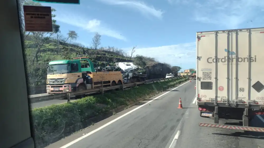 Caminhão tomba e interdita parcialmente a BR-381 - Redes sociais