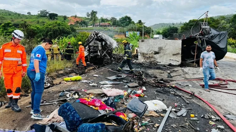 "Momento difícil", diz advogado da empresa de ônibus que se acidentou em MG - Divulgação/Bombeiros 