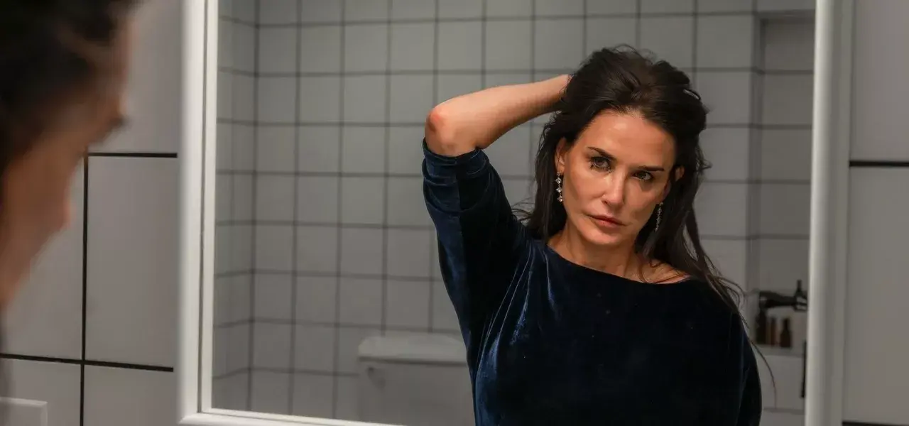 No body horror "A substância", Sparkle, vivida por Demi Moore, toma uma estranha substância que a transforma em sua versão jovem e aprimorada. Mas a metamorfose tem um custo, e a situação escala até o seu clímax, na noite de ano novo. -  (crédito: Divulgação)