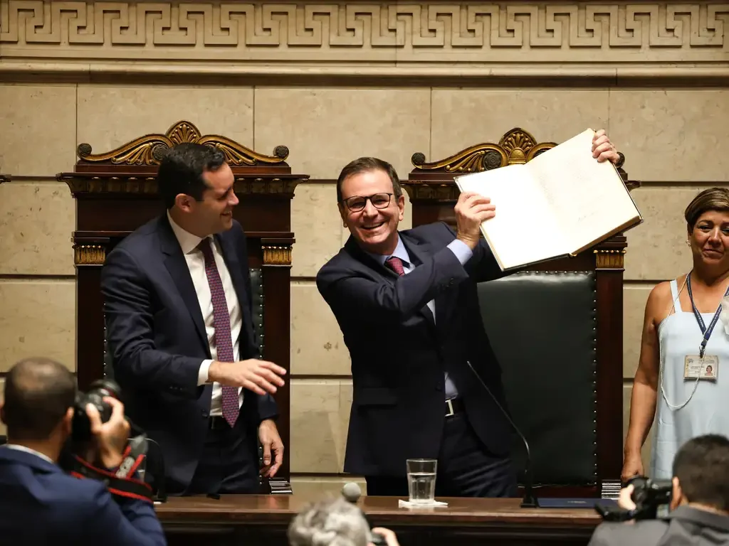 O vice-prefeito, Eduardo Cavaliere e o prefeito do Rio de Janeiro, Eduardo Paes durante cerimônia de posse no Palácio Pedro Ernesto, no centro da capital -  (crédito: Tomaz Silva/Agência Brasil)