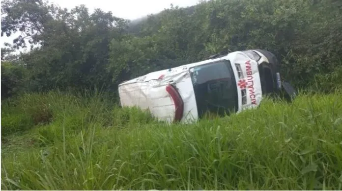 BR-381: ambulância capota e quatro pessoas ficam feridas em Santa Luzia - Redes sociais