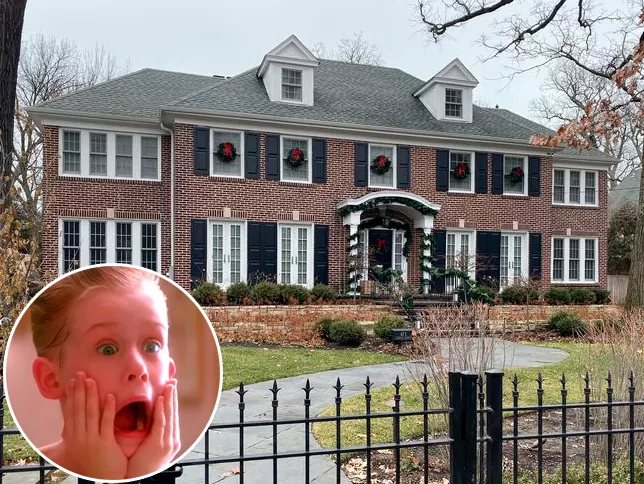 O filme acompanha Kevin McCallister (Macaulay Culkin), menino que é deixado em casa durante uma viagem da família e precisa defendê-la de bandidos -  (crédito: Coldwell Banker/Reprodução)