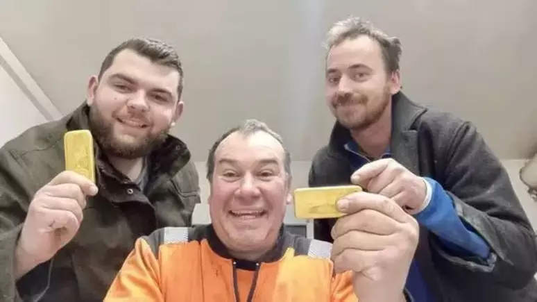 Homens encontram barras de ouro em agência bancária que seria demolida - Reprodução/X