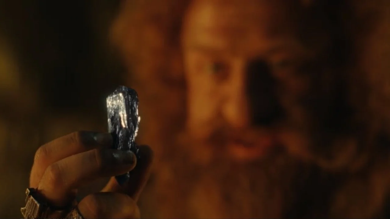 Mithril (O Senhor dos Anéis): Um metal leve, forte e extremamente raro encontrado nas minas de Moria. Ele é mais forte que o aço e muito mais leve, sendo utilizado para fabricar armaduras e outros itens valiosos.