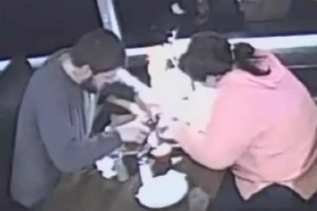 Image: Livingston,The Steel Coop -  (crédito: Casal é pego no flagra colocando tufo de cabelo na própria comida para não pagar a conta)