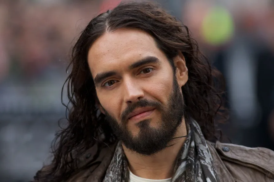 Russel Brand, ator britânico acusado de estupro, responderá em liberdade - ANDREW COWIE/AFP