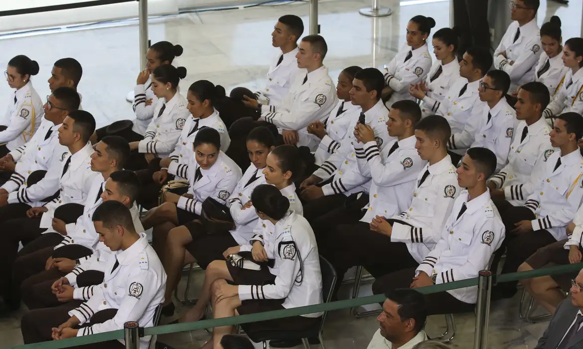 PL 5010/24 visa entregar a gestão dos colégios militares ao Ministério da Educação. - (crédito: Antonio Cruz/Agência Brasil) PL 5010/24 visa entregar a gestão dos colégios militares ao Ministério da Educação. - (crédito: Antonio Cruz/Agência Brasil)