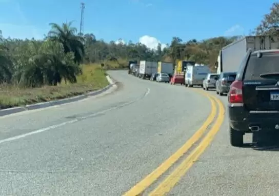 Engarrafamento tem extensão de cerca de cinco quilômetros Engarrafamento tem extensão de cerca de cinco quilômetros