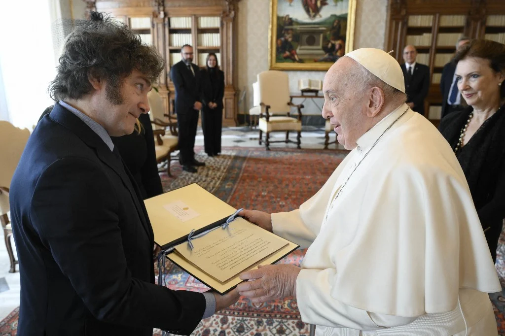 Apesar de diferenças, conhecê-lo foi uma honra, diz Milei sobre papa - Simone Risoluti/Vatican Media/AFP