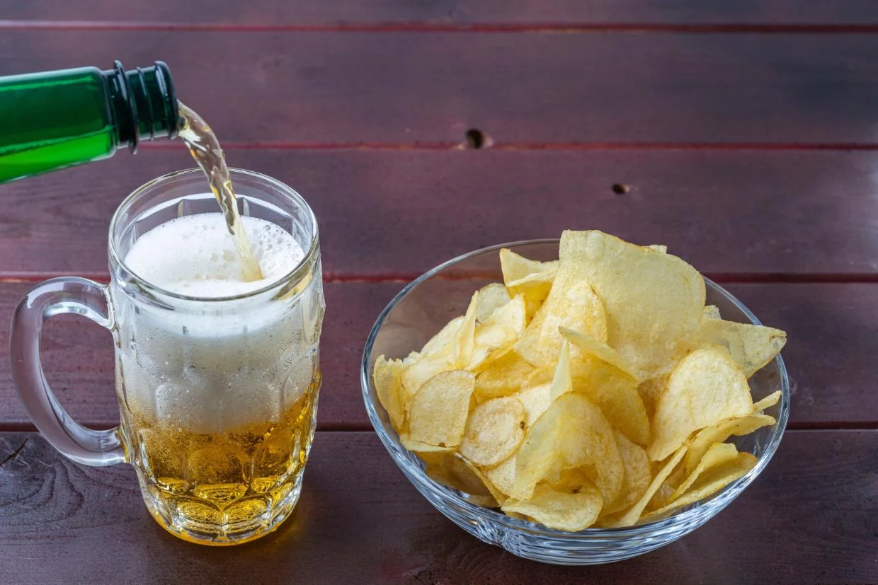 Turista descobre que pagou R$ 15 mil por duas bebidas e pacote de batatas - Reprodução/Stuff