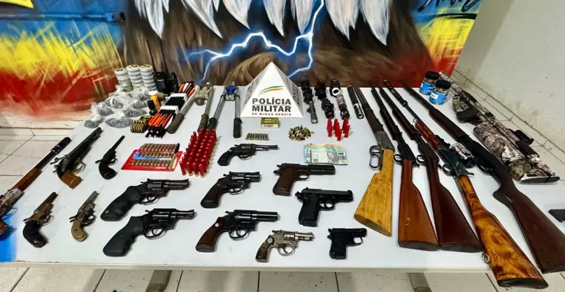 Armas apreendidas com casal pela Polícia Militar de Ipatinga -  (crédito: PMMG)