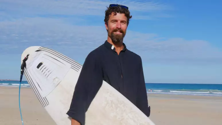 ‘Padre surfista’ vira herói ao salvar pai e filho de afogamento - Reprodução/ABC
