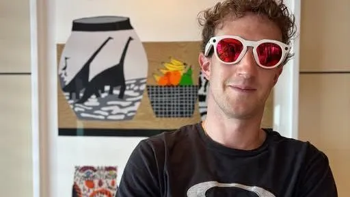 Inspirado no já conhecido estilo HSTN da Oakley, o design mantém o DNA esportivo da marca, agora potencializado com a tecnologia da Meta -  (crédito: Reprodução/Facebook)