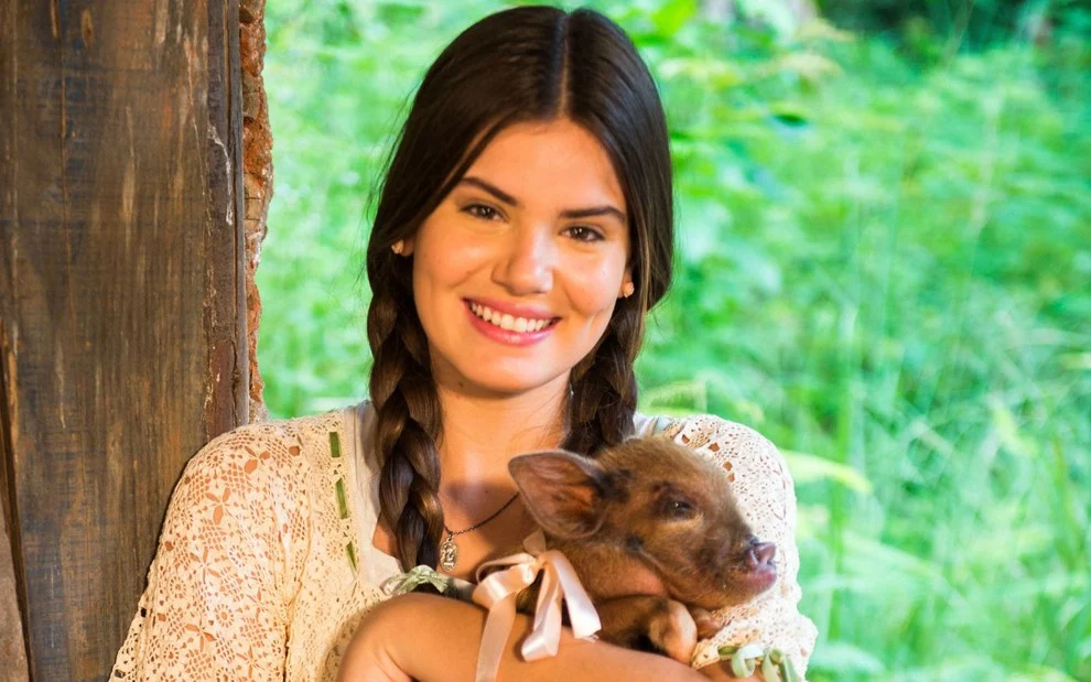 "Não teve nenhum grilo por causa disso, como as pessoas imaginam, de jeito nenhum. Estamos todos muito satisfeitos com a nossa decisão", afirmou Camila Queiroz. -  (crédito: João Miguel Júnior/TV Globo)