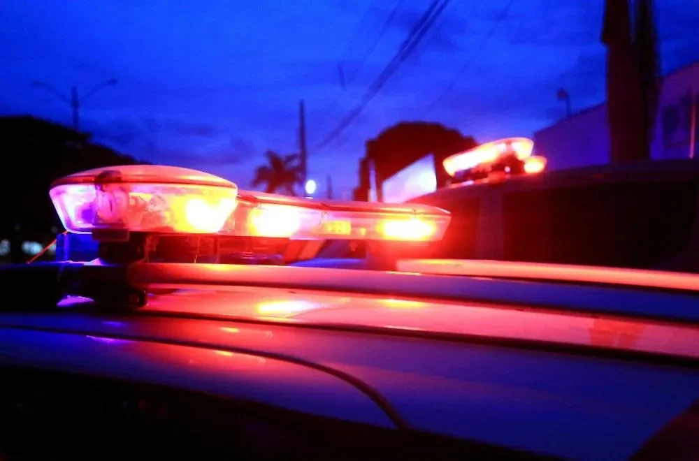 Depois de ser preso, casal foi levado para a Delegacia de Paracatu, junto com a faca usado no crime -  (crédito: PMMG)