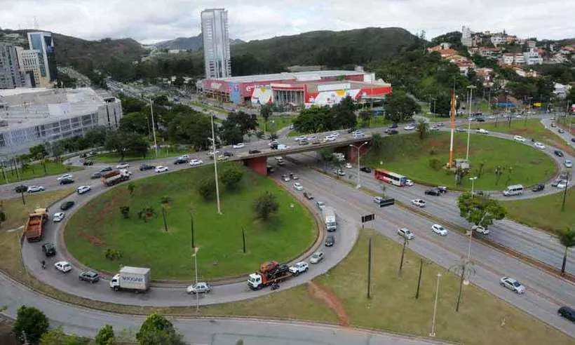 Trânsito será afunilado em ambos os sentidos da MGC-356, sob o viaduto do Belvedere, em mais uma etapa da obra que pretende destravar o tráfego na região do BH Shopping -  (crédito: Paulo Filgueiras/EM/D.A Press)
