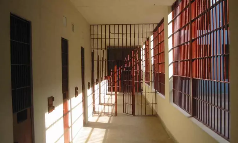 Preso foi encontrado pendurado por um lençol amarrado na ventana da cela -  (crédito: Redes sociais)