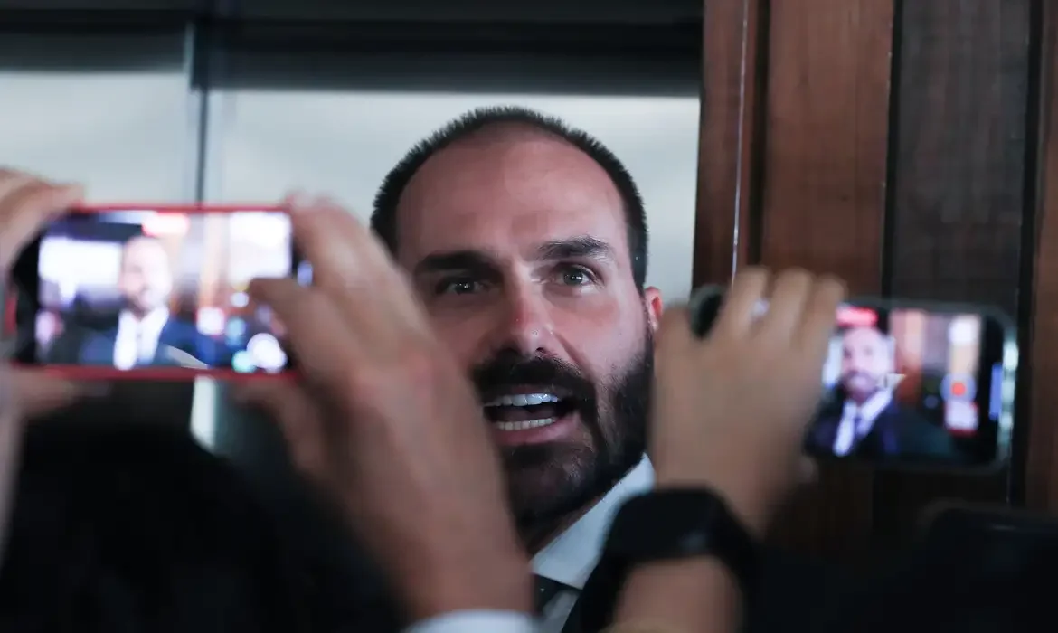 PT pede suspensão do mandato de Eduardo Bolsonaro