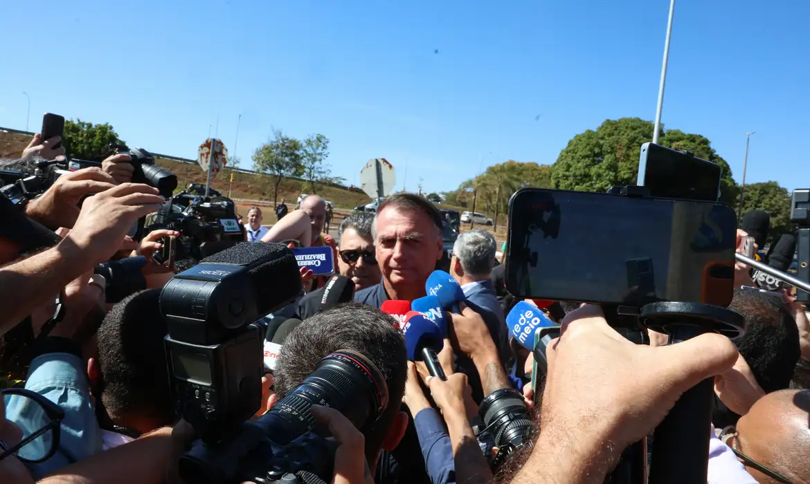 Jair Bolsonaro contrariou a ordem do ministro Alexandre de Moraes e concedeu entrevista ontem, que foram parar nas redes sociais -  (crédito: Antonio Cruz/Agência Brasil)