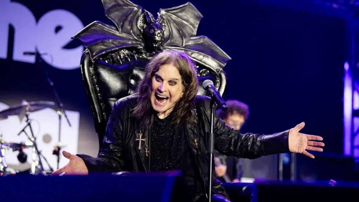 Ozzy Osbourne se despediu dos palcos no último 5 de julho, em Birmingham, em evento que durou 11 horas e reuniu pela primeira vez em 20 anos a formação original da banda Black Sabbath. -Ross Halfin/Reprodução