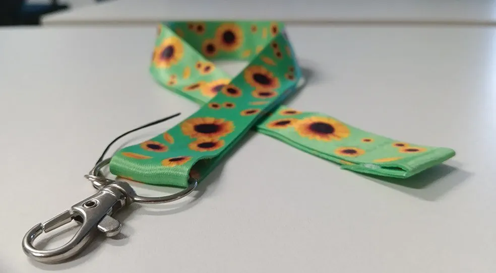 O cordão de girassol tem fundo verde com estampa de girassóis amarelos -  (crédito: Agência Senado/Divulgação)