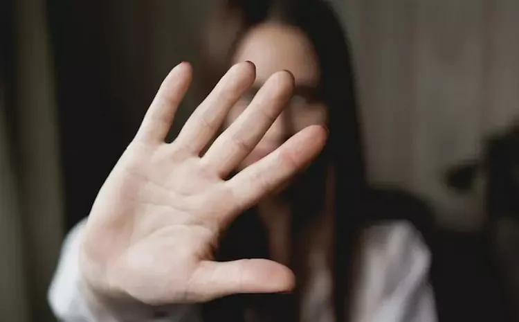 Homem não aceita fim e tenta matar companheira com facão na frente do filho
