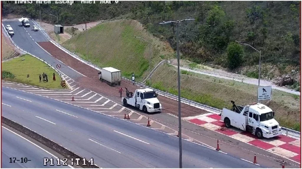 Caminhão perde os freios e vai parar na área de escape do Anel - BHTrans