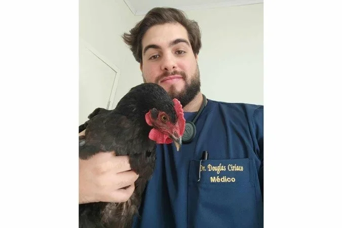 Douglas e galinha que ganhou de presente
