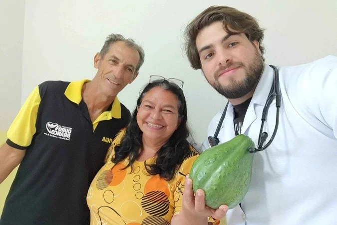 Douglas com um casal de pacientes
